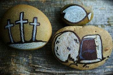 Steine mit Zeichnung Kreuze, Grabkammer, Fisch - Copyright: Pixabay Congerdesign