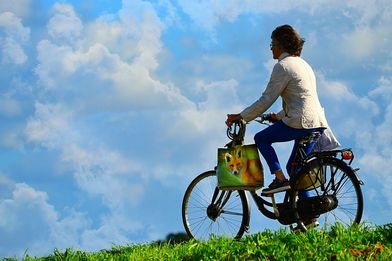 Frau auf dem Fahrrad - Copyright: Pixabay Mabel Amber 