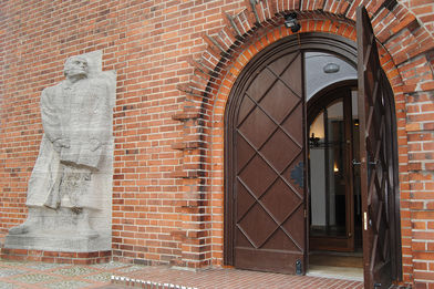 Lutherkirche Lutherstatur Eingang - Copyright: Dr. Karen Meyer-Rebentisch