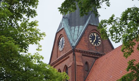 Kirchenturm mit Uhr