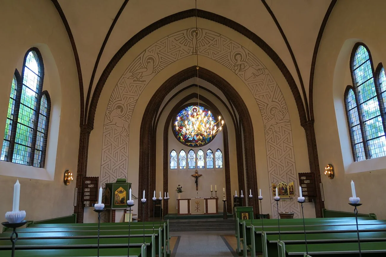 Innenraum der St.Franziskus-Kirche zu Schwarzenbek zum altar hin fotografiert