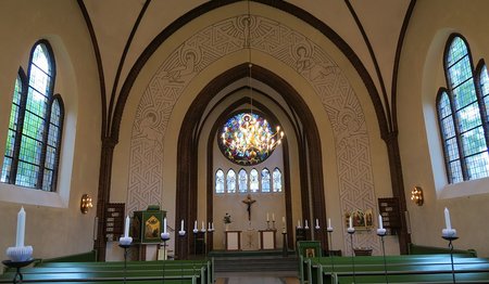 Innenraum der St.Franziskus-Kirche zu Schwarzenbek zum altar hin fotografiert