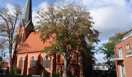 Kirchengebäude mit Bäumen