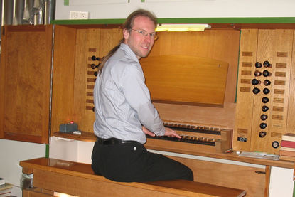 Kantor Markus Götze an der Orgel. - Copyright: Privat