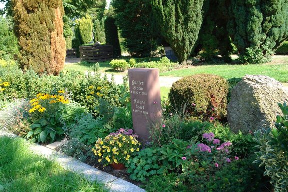 Grabanlage im Sommer mit einer Stele