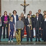 Copyright: Ev.-Luth. Kirchengemeinde Schwarzenbek Erwachsene und Jugendliche mit Blechblasinstrumenten mit einer Pastorin in der Kirche - Copyright: Ev.-Luth. Kirchengemeinde Schwarzenbek