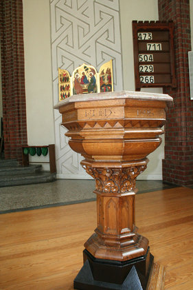 Taufbecken in der St.-Franziskus-Kirche Schwarzenbek