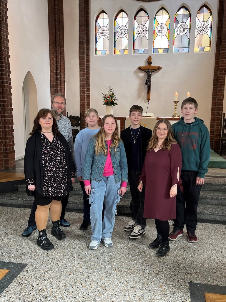 Ein Gruppe Menschen in der Kirche