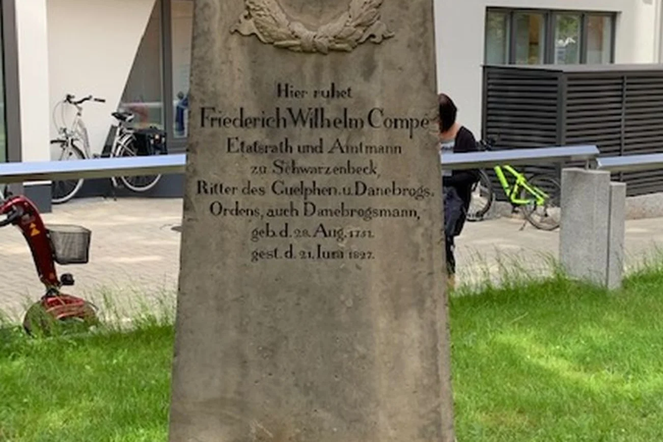 Renovierter Grabstein des Compegrabes