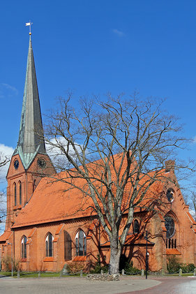 Außenansicht der St.-Franziskus-Kirche in Schwarzenbek