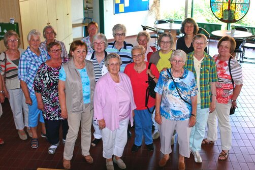 Eine Gruppe von 16 Frauen stehen zusammen und blicken in die Kamera.