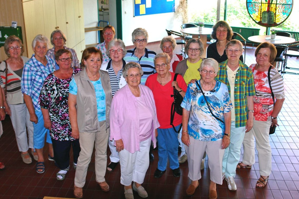 Eine Gruppe von 16 Frauen stehen zusammen und blicken in die Kamera.