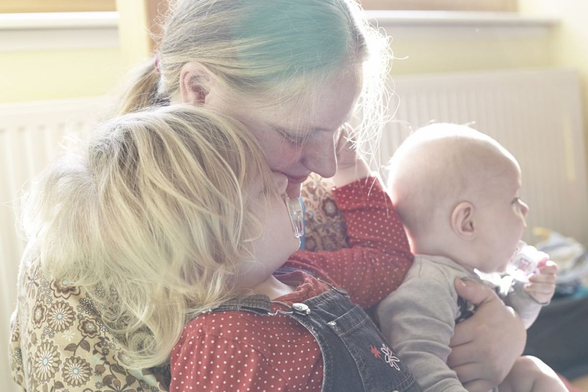 Mutter mit Kindern - Copyright: Ev.-Luth. Kirchengemeinde Schwarzenbek Mutter mit Säugling und Kleinkind auf dem Arm - Copyright: Ev.-Luth. Kirchengemeinde Schwarzenbek