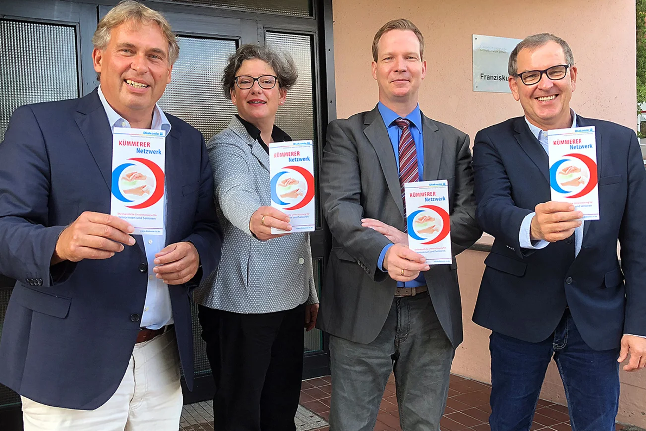 Heiko Steiner, Simone Kroll-Schilke, Georg Küpper und Rüdiger Jekubik präsentieren den druckfrischen Flyer des „Kümmerer Netzwerk“.