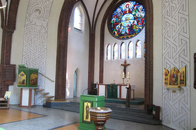 Der Altarraum der St.-Franziskus-Kirche Schwarzenbek
