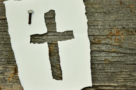 Kreuzauschnitt auf Papier liegt auf Holzbrett - Copyright: Pixabay_congerdesign