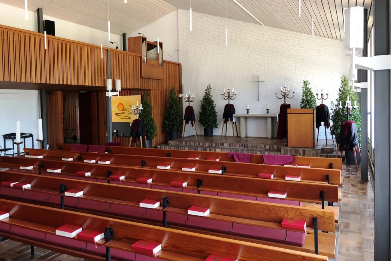Schwarzenbek Auferstehungskapelle Innenraum - Bankreihen, die Orgel auf der Empore und der Altar mit Kanzel daneben