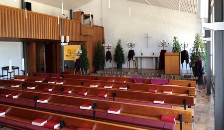 Schwarzenbek Auferstehungskapelle Innenraum - Bankreihen, die Orgel auf der Empore und der Altar mit Kanzel daneben