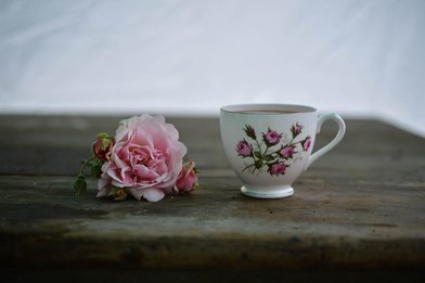 Kaffeetasse, daneben liegt eine Rose - Copyright: Frei zu verwenden unter der Pixabay-Lizenz 