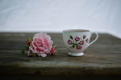 Kaffeetasse, daneben liegt eine Rose - Copyright: pixabay Pexels