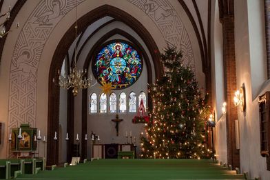 Die St. Franziskus-Kirche festlich geschmückt für Weihnachten mit Weihnachtsbaum und Adventskranz - Copyright: Ev.-Luth. Kirchengemeinde