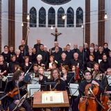 Copyright: Ev.-Luth. Kirchengemeinde Schwarzenbek Orchester und Sängerinnen und Sänger in einer Kirche - Copyright: Ev.-Luth. Kirchengemeinde Schwarzenbek