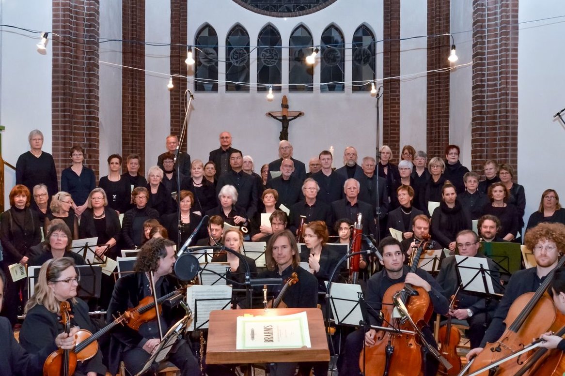 Orchester und Sängerinnen und Sänger in einer Kirche