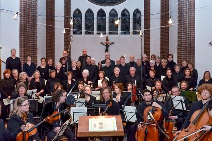 Orchester und Sängerinnen und Sänger in einer Kirche - Copyright: Ev.-Luth. Kirchengemeinde Schwarzenbek