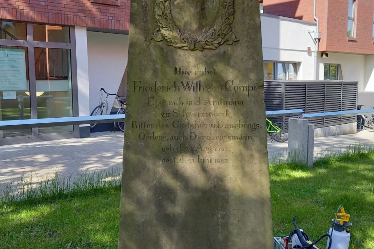 Grabstein mit Inschrift