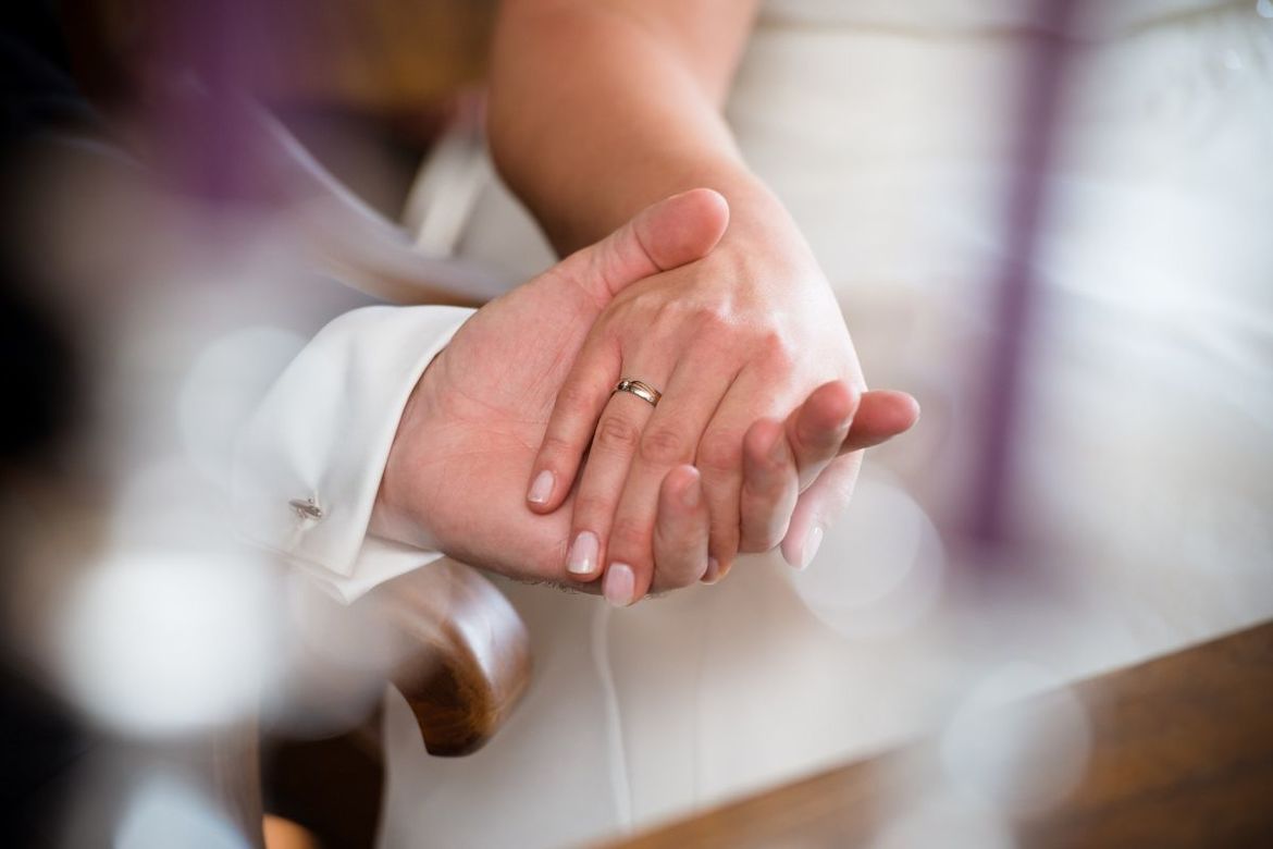 - Copyright: pixabay marry-2002931 Hände eines Brautpaares, die sich halten - Copyright: pixabay marry-2002931