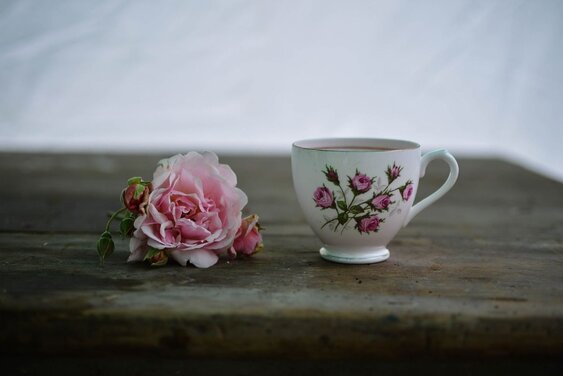 Kaffeetasse, daneben liegt eine Rose - Copyright: pixabay Pexels