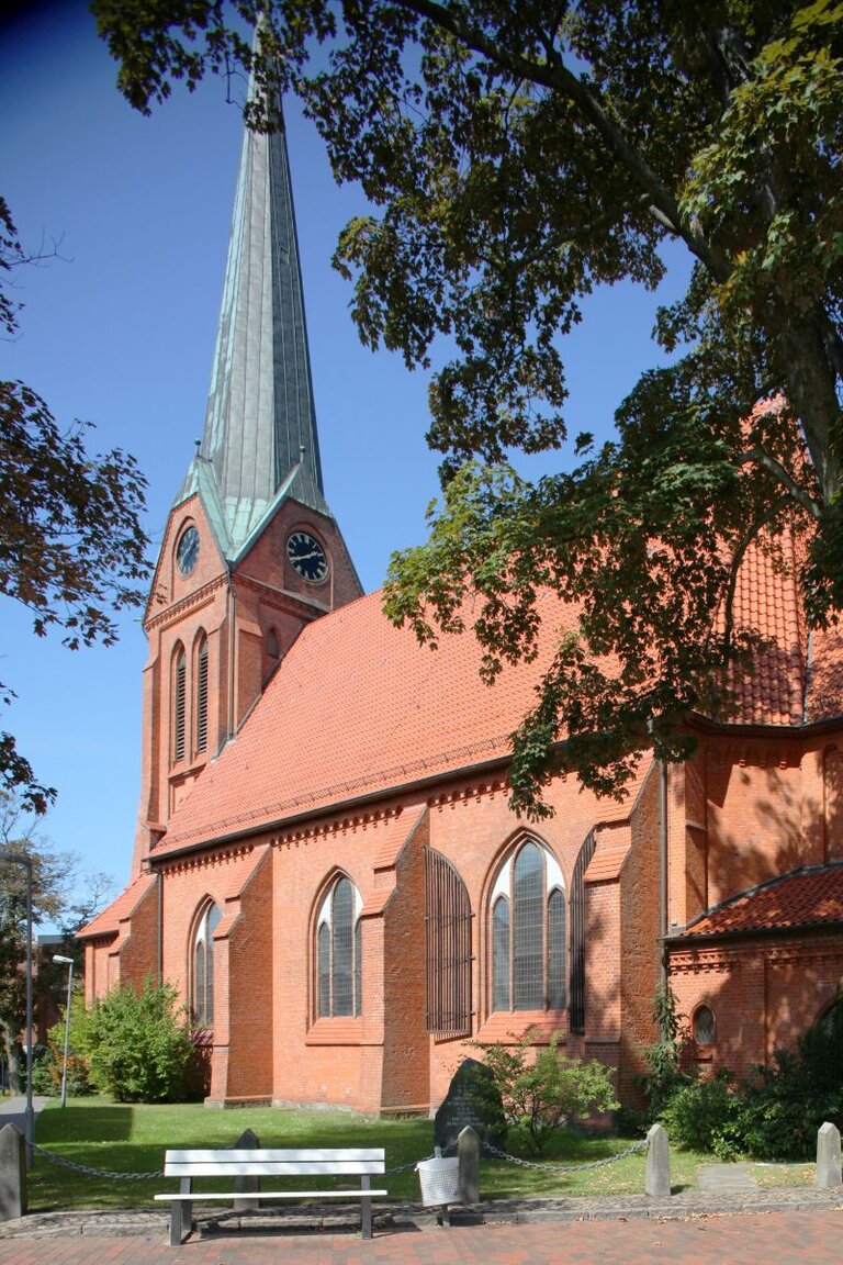 Ansicht der Schwarzenbeker Kirche St. Franziskus von der Seite