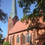 St. Franziskus-Kirche 2012 - Copyright: Ev.-Luth. Kirchengemeinde Schwarzenbek Ansicht der Schwarzenbeker Kirche St. Franziskus von der Seite - Copyright: Ev.-Luth. Kirchengemeinde Schwarzenbek