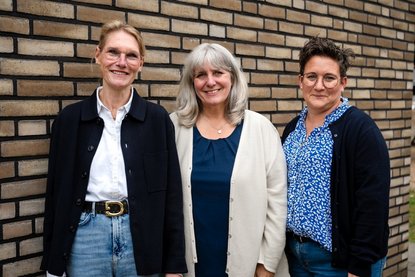 3 Frauen vor einer Backsteinwand - Copyright: Florian Leibold