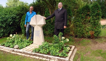 Steinmetz Holger Passing und Bestatter Axel Möller am Sternenkindergrab