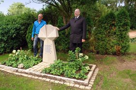 Steinmetz Holger Passing und Bestatter Axel Möller am Sternenkindergrab