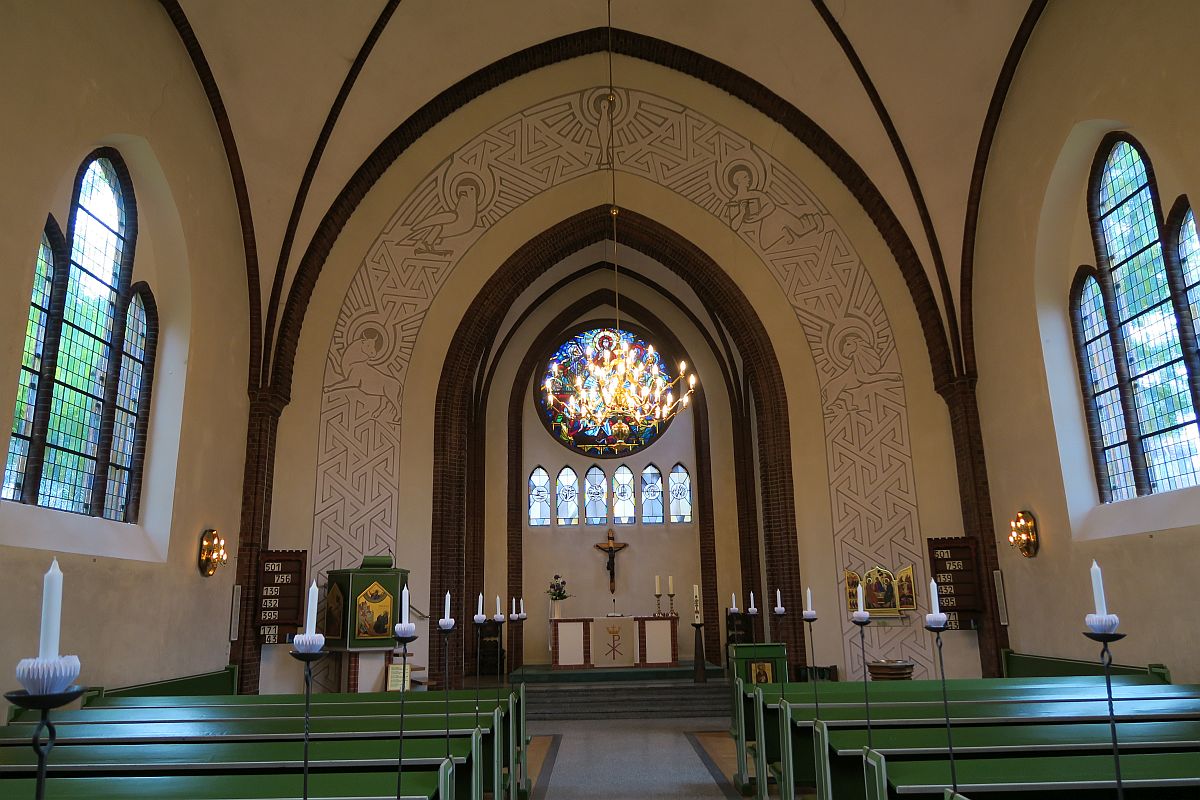 Innenraum der St.Franziskus-Kirche zu Schwarzenbek zum altar hin fotografiert