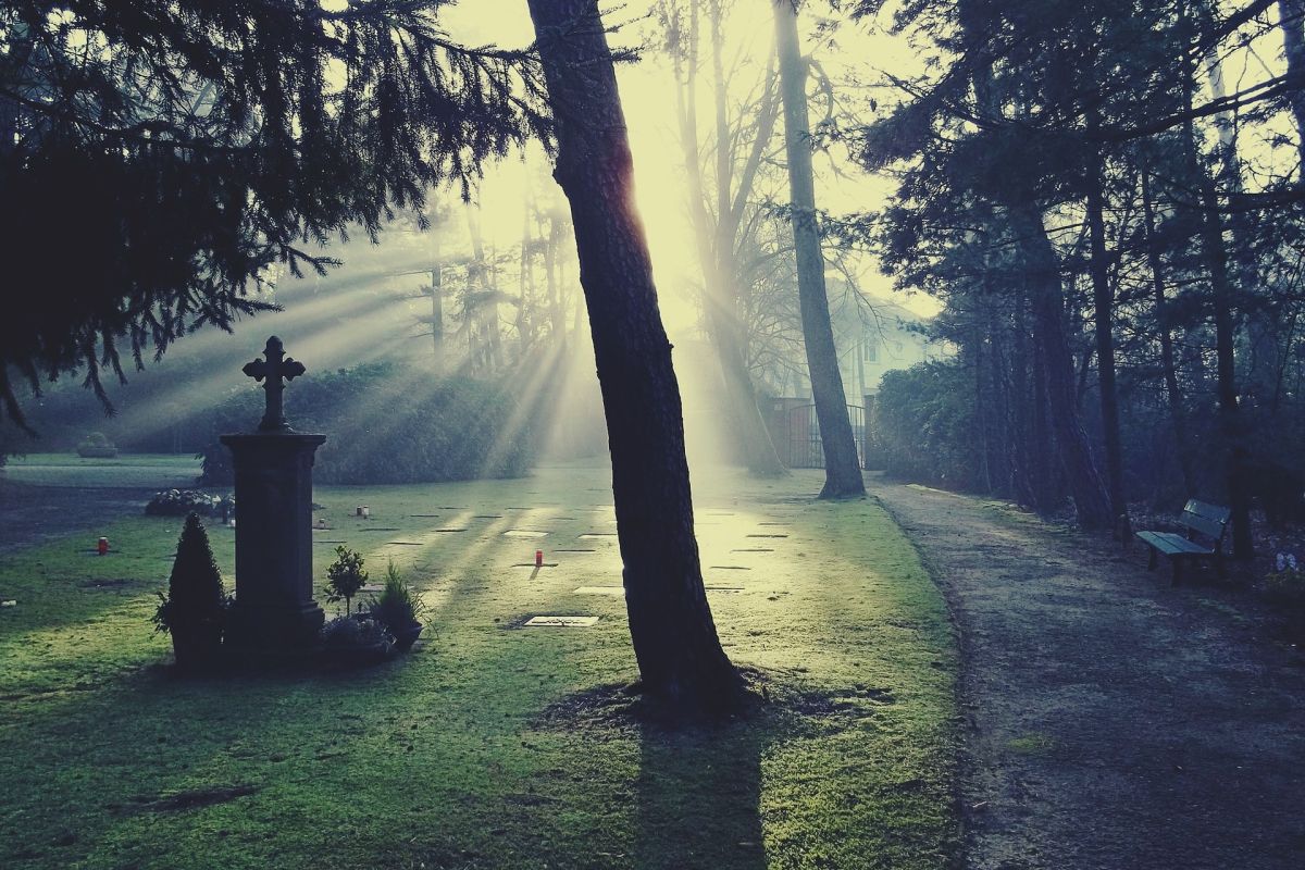 Friedhof in diffusem Licht