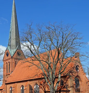 Außenansicht der St.-Franziskus-Kirche in Schwarzenbek