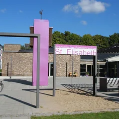 Ansicht eines Gebäudes mit risa Glockenturm und Schaukel