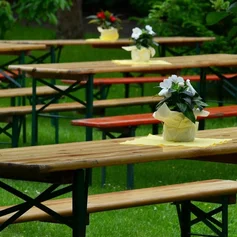 Bierzeltgarnituren im Garten