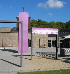 Ansicht eines Gebäudes mit risa Glockenturm und Schaukel