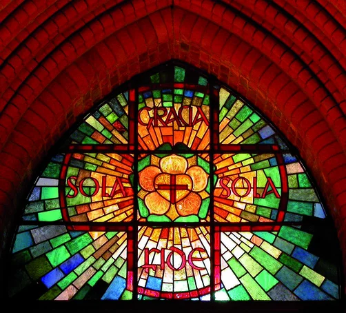 Kirchenfenster mit Kreuzmotiv in der St.-Franziskus-Kirche Schwarzenbek