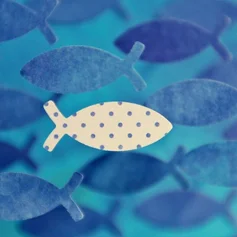 Scherenschnitt Fisch in weiß gepunktet