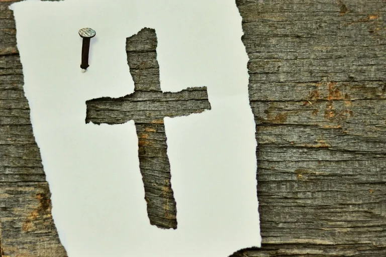 Kreuzauschnitt auf Papier liegt auf Holzbrett